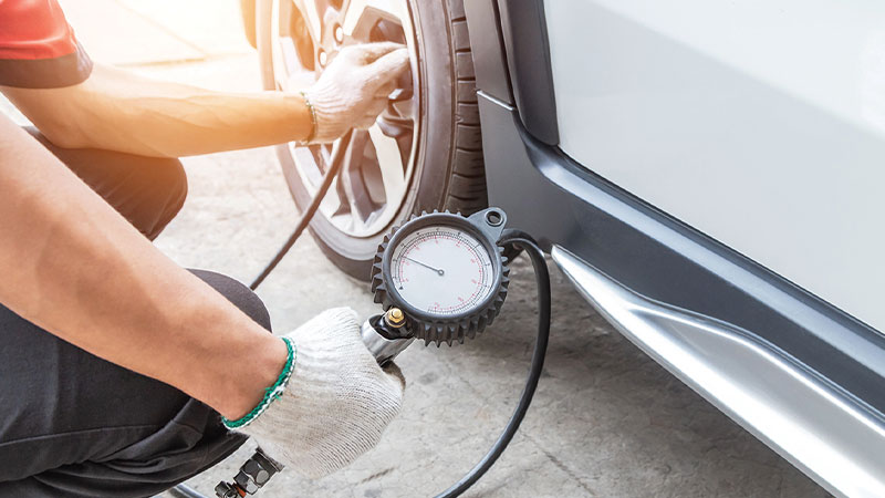 misurazione della pressione delle gomme